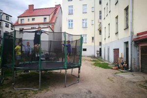 STREETWORKERZY PRACUJĄ NA EŁCKICH PODWÓRKACH AKTYWIZUJĄC MŁODZIEŻ I DZIECI